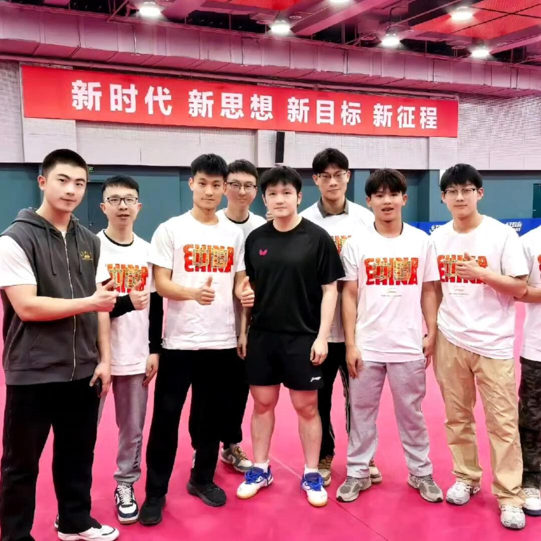 这是谁拍的，根本不管东哥的颜值，真美颜成圆脸妹了，颜值抗打，何须弄一些花哨！
五