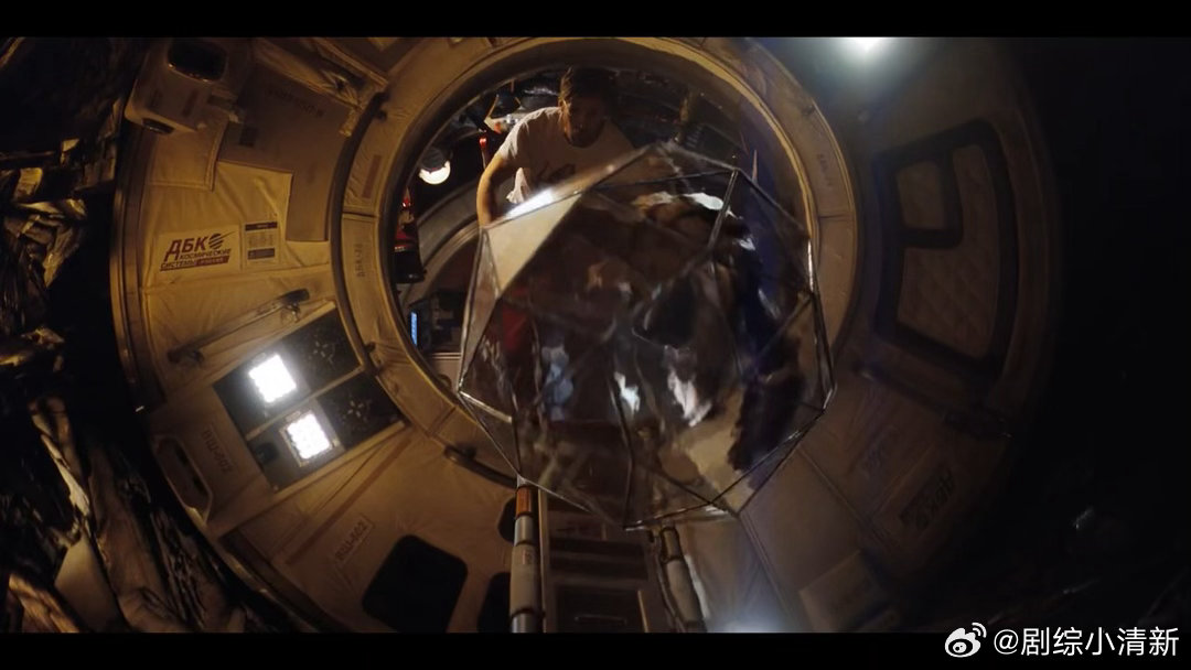 高斯林和石头的CP感夯爆了 如果说《爱乐之城》里的CP感是剧本写出来的，那《挽救