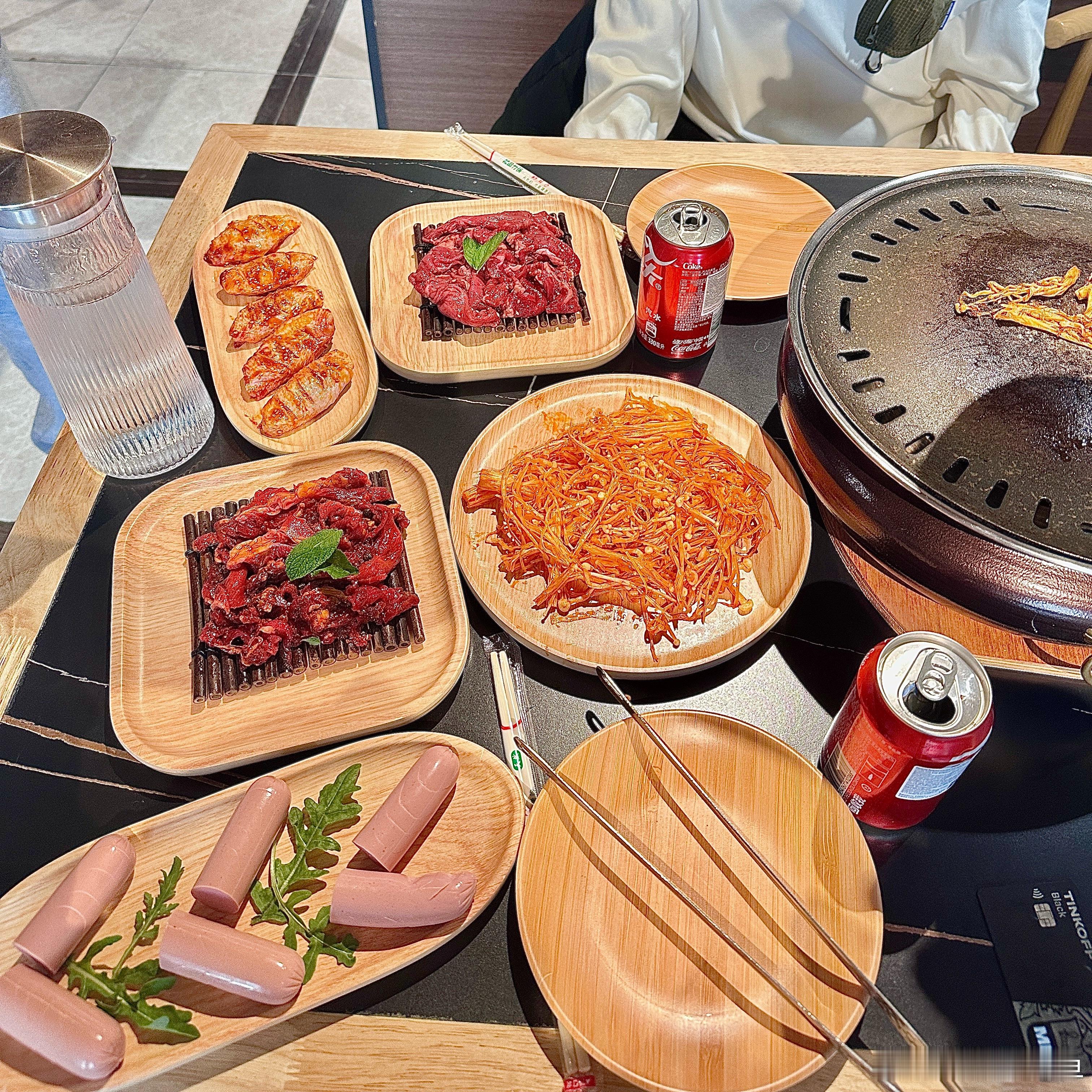 王橹杰去吃饭[超话]  今天吃烤肉🍖 ​​​