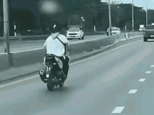 这种帅就不要了吧，此时有多帅，彼时就有多尴尬