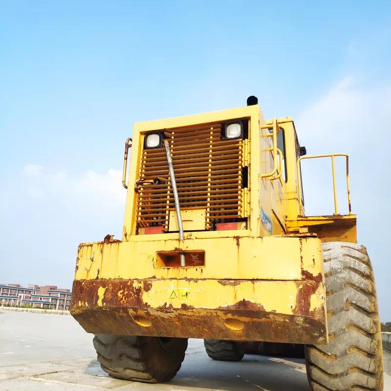 美国华盛顿22日凌晨出大事了！一辆工程车作业时和停靠在地铁中心站的列车撞一块儿了