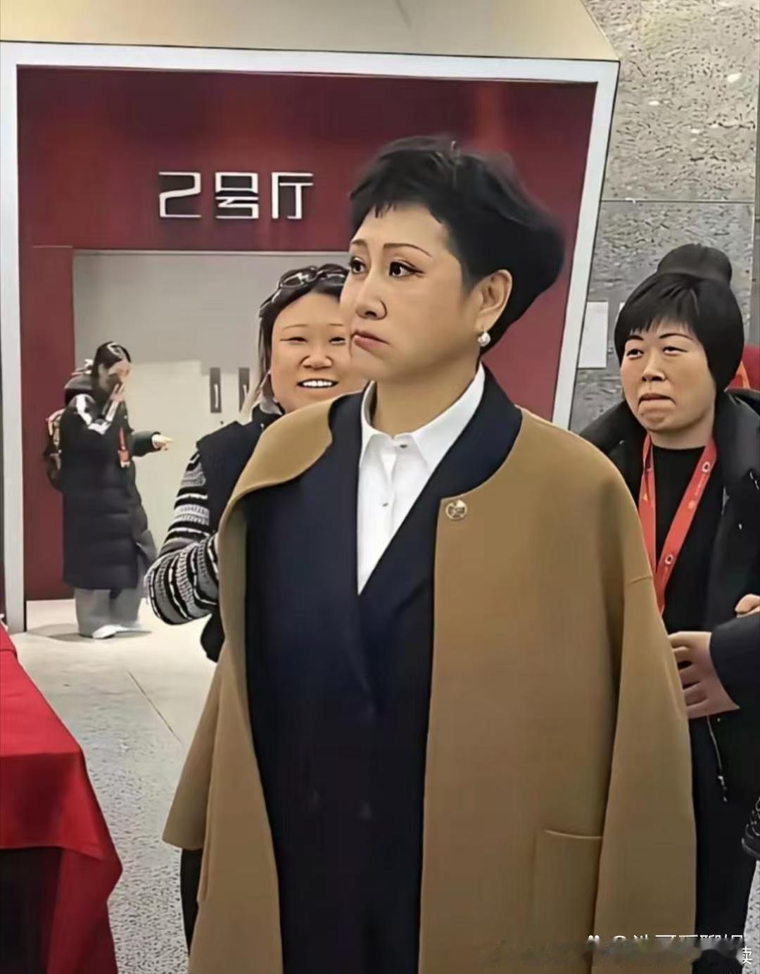 张凯‎丽整个人都变了，‏⁠像换‏了个‏人似⁠﻿的。 