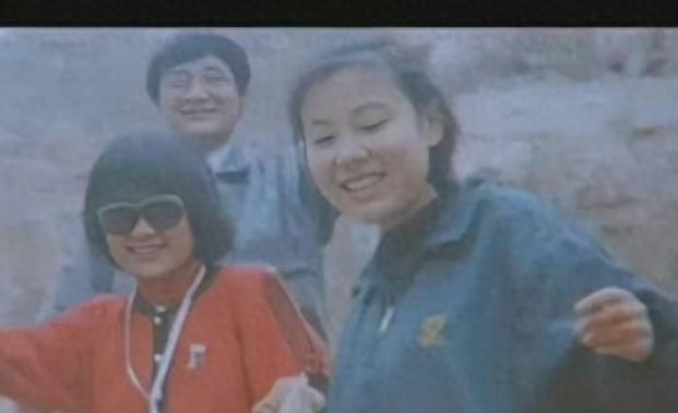 泛黄照片里的蓝衣女孩，凶手早就被锁定却无法定罪，三十年后墓碑上只刻着生卒年。
那