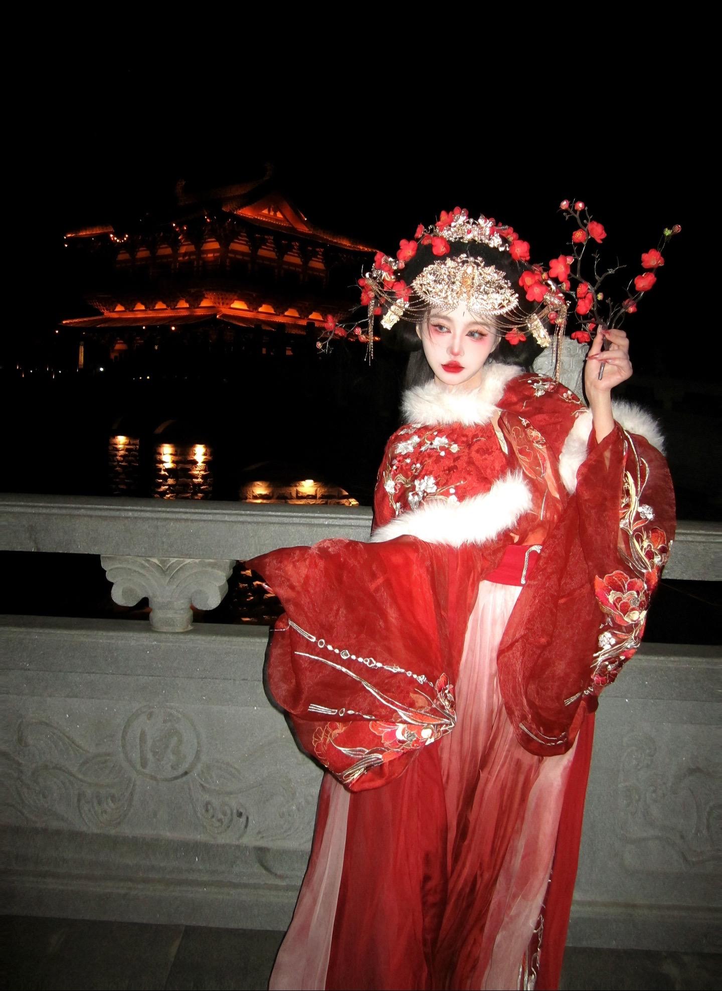 玉楼金阙慵归去 且插梅花醉洛阳。