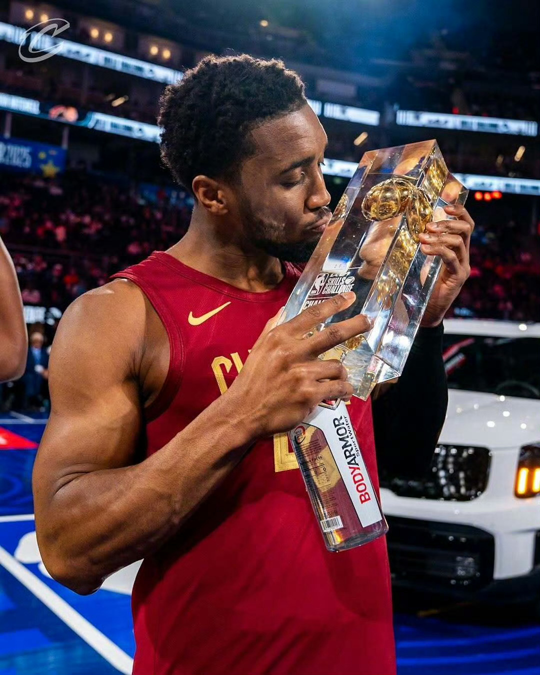 骑士米切尔nba 希望这赛季亲吻的是总冠军奖杯[doge] ​​​