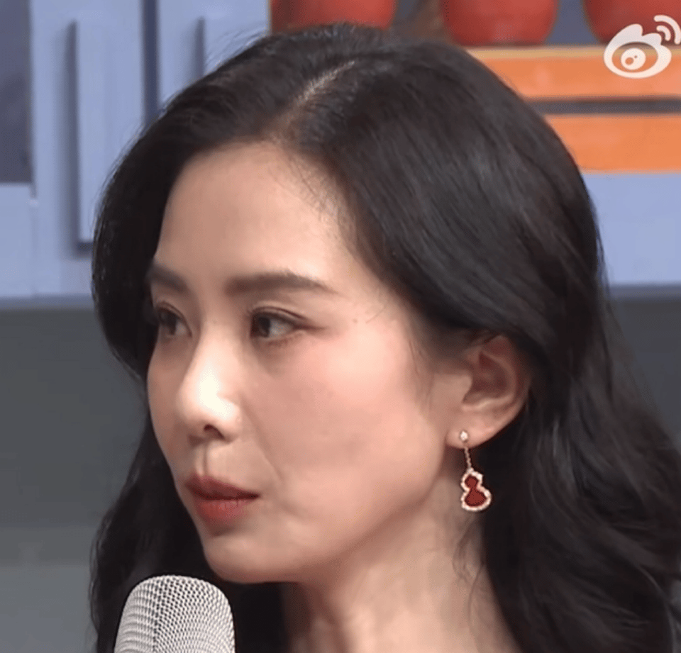 #一姐不一了# 妈耶～～～央妈镜头下好深的法令纹，笑的时候怎么贼眉鼠眼的[吃惊]