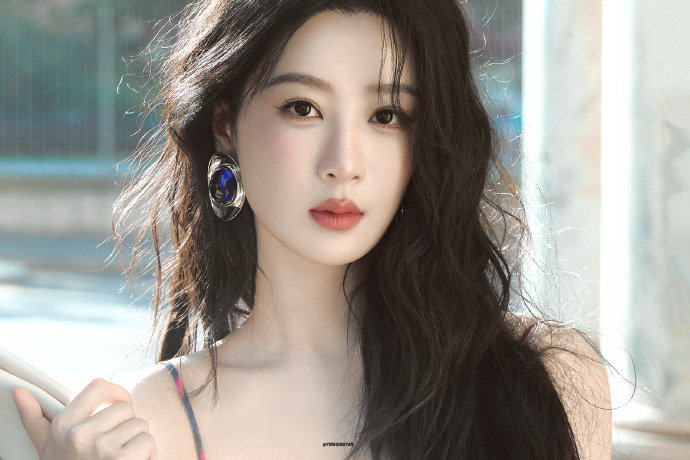 杨紫玉兰花开君再来 💜杨紫董竹君 听，一颗星星落地作响~你别赤脚在这草地上散步
