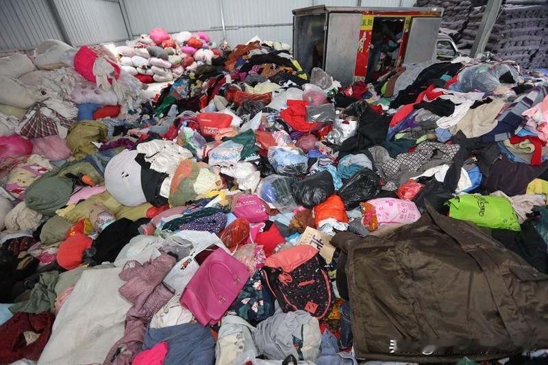 8件成人的羽绒服，全是中长款和长款，旧衣回收卖了10元钱。朋友和老公都是人高马大