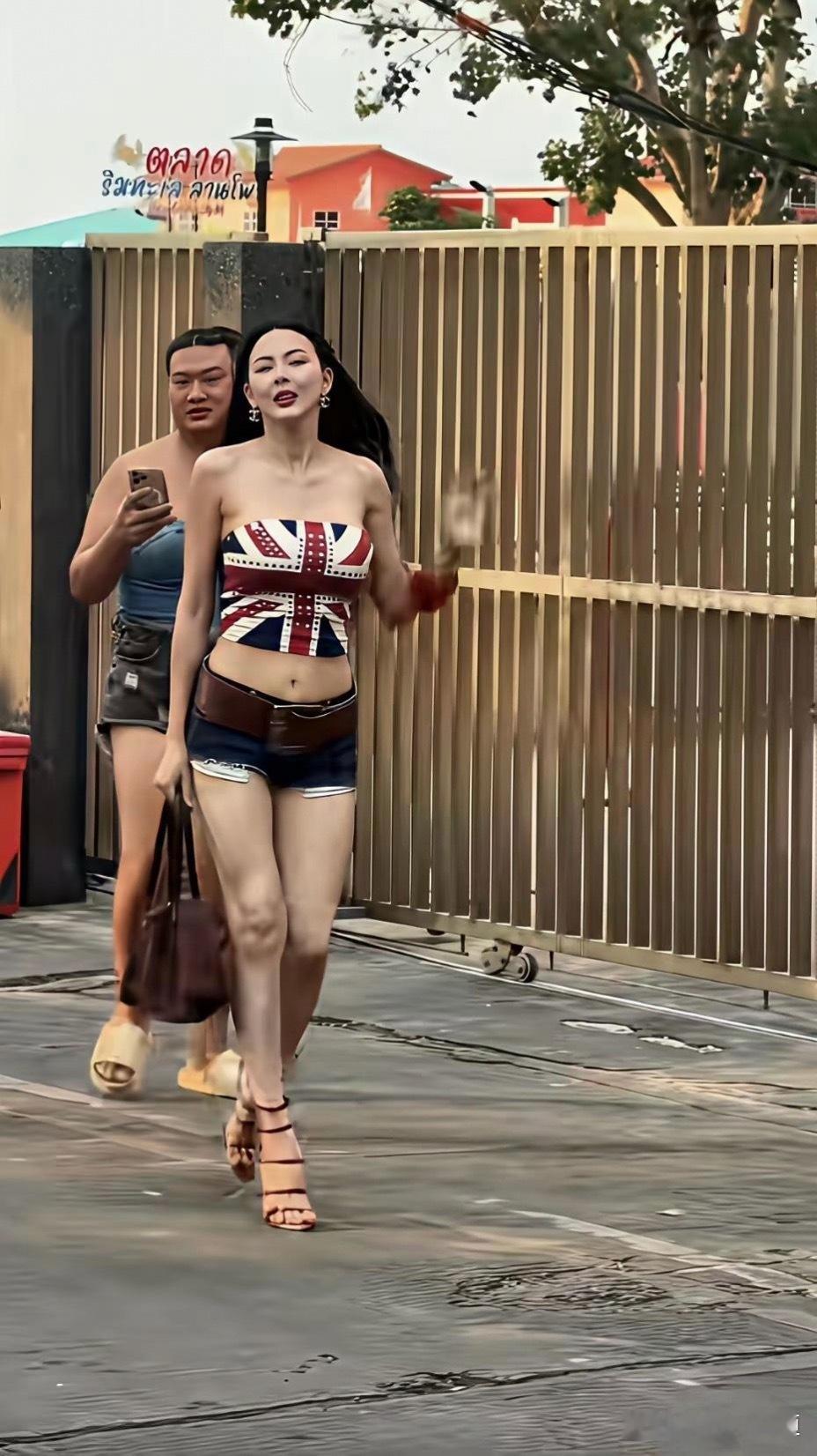 泰国版张雨绮上街时，旁边穿蓝衣服的路人成了和这位“炸鸡皇后”反差很大的背景板，这