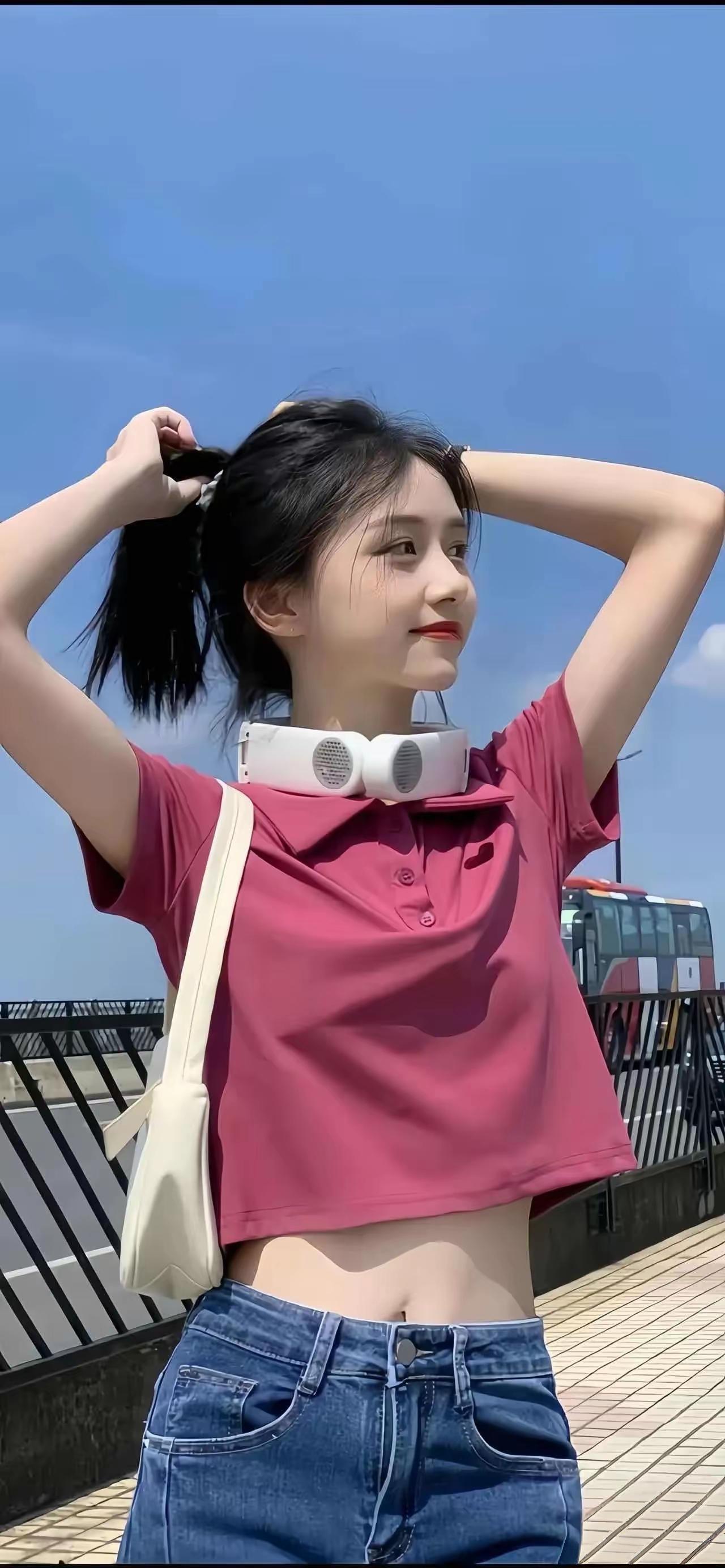 夏日穿搭指南🌞：粉色短袖+牛仔裤，清新又时尚！