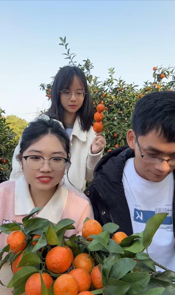 72万人围观！37岁的唐尚珺带货首播卖袜子，2小时流水2.5万，佣金15%后到手