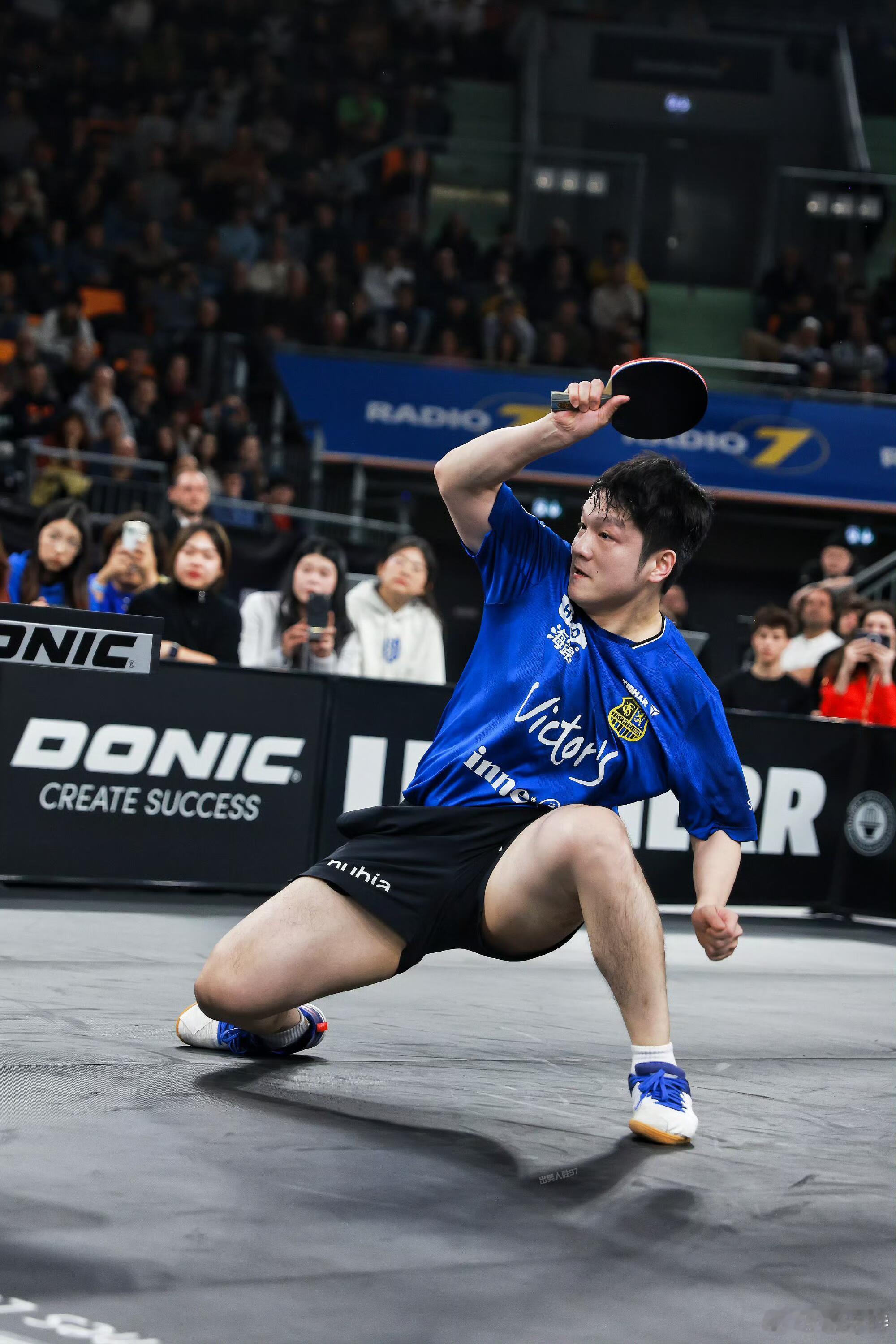 一人一张运动员反差神图 赛场上的樊振东，眼神锐利，反手暴冲势如破竹，每一拍都透着