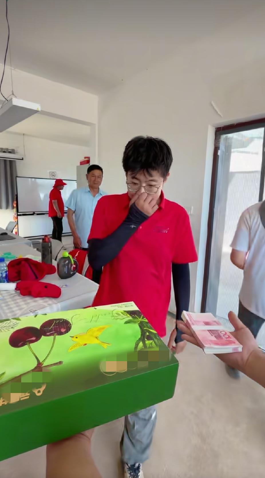 5个员工合伙参与完成了项目，老板却只准备了4份奖金，可接下来的一幕，却让人对老板