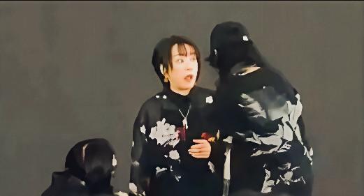 好奇的是，这种唱歌唱到一半，临时被请下台，演出费是给一半还是全额都给呢？