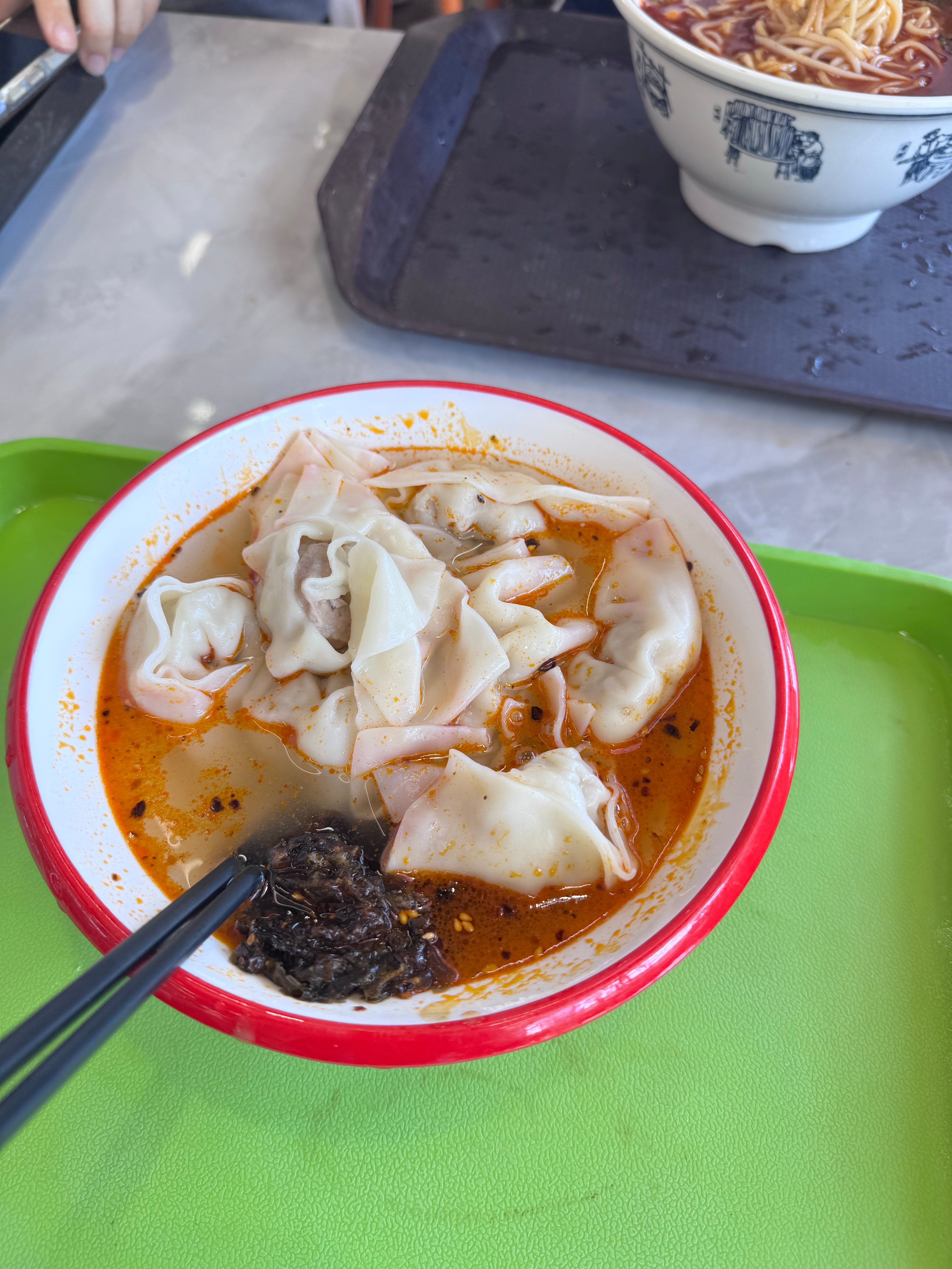 今天中午吃食堂的红油抄手 其实不难吃就是红油是红油抄手是抄手的