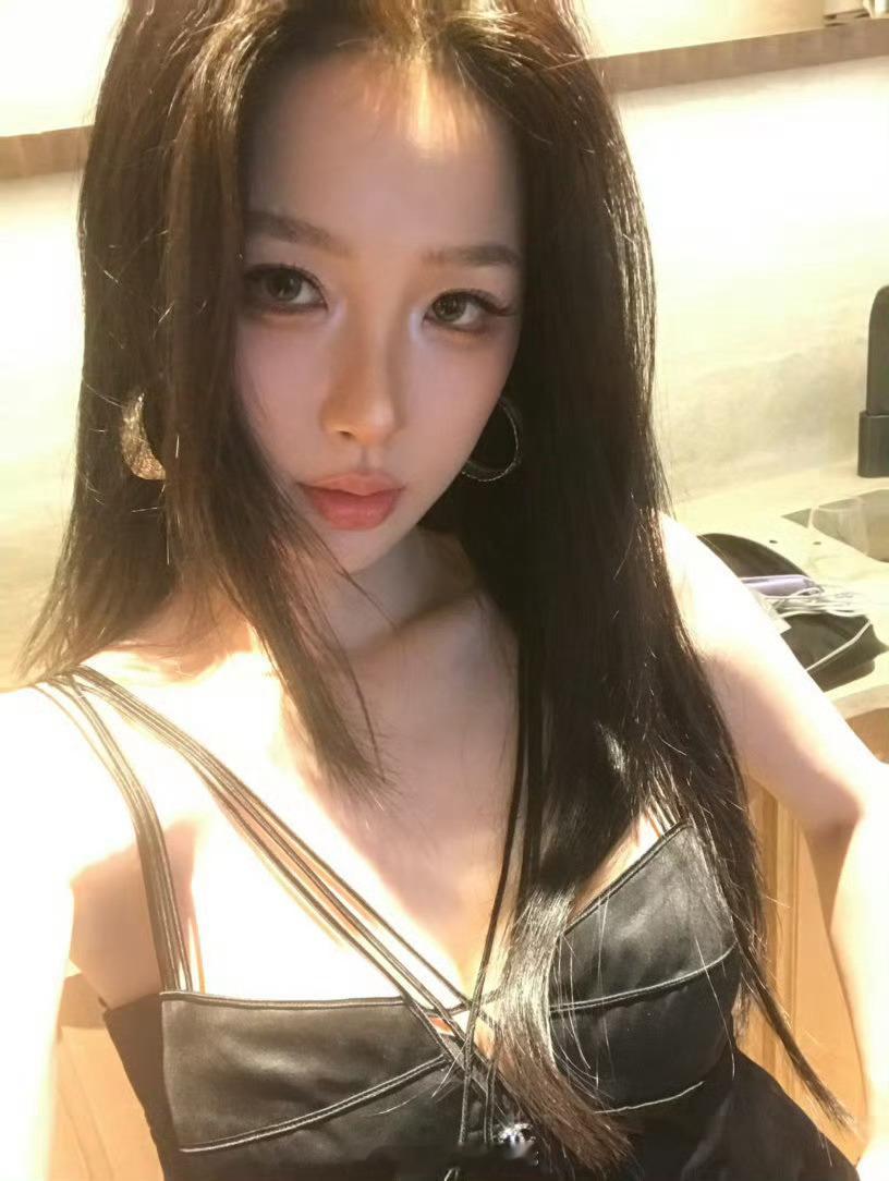 虞书欣新营业的妆造好辣～美女什么风格都驾驭的住