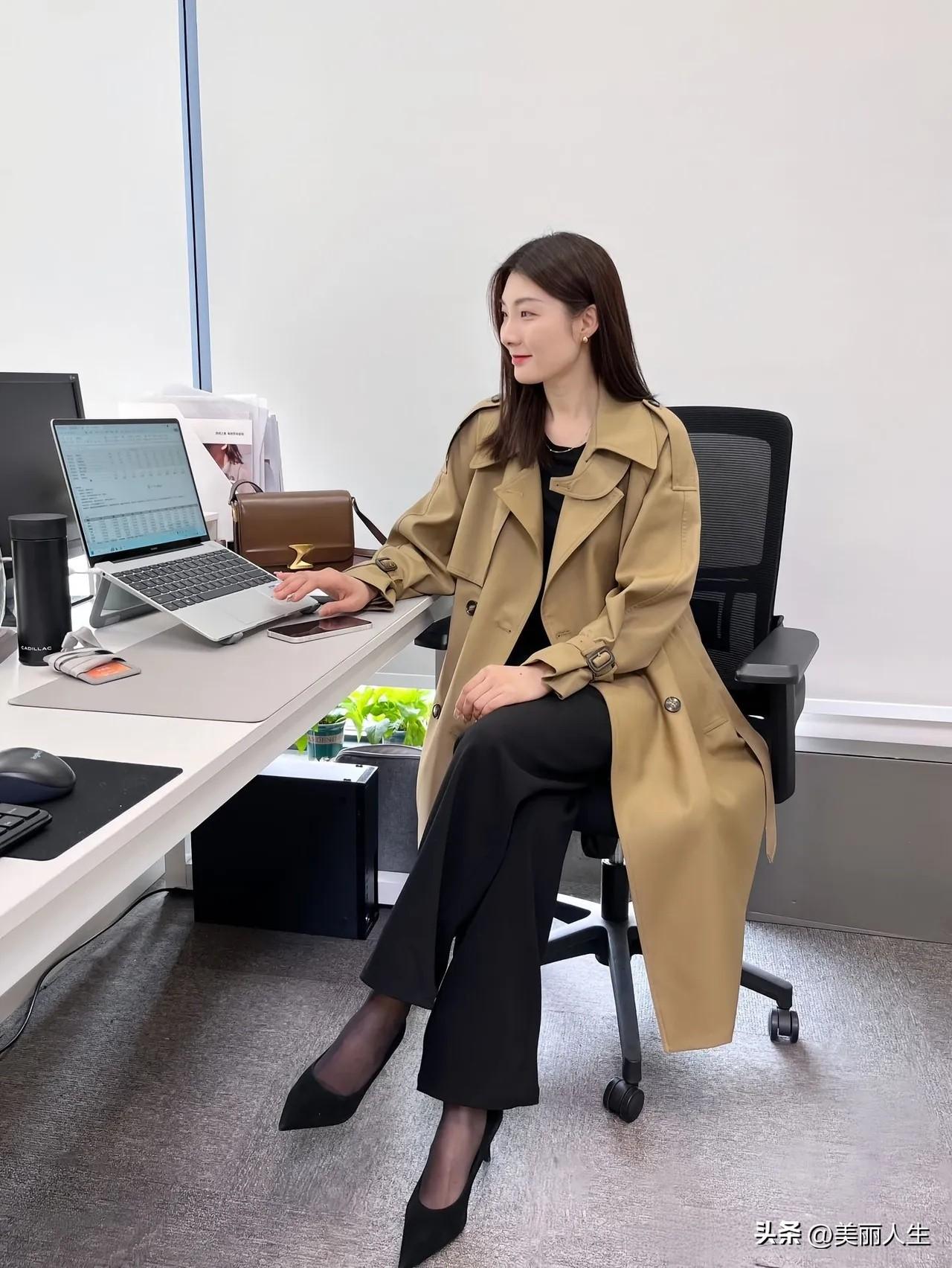 慢品人间烟火
闲观万事岁月长
等我挥霍完自由
再向生活低头