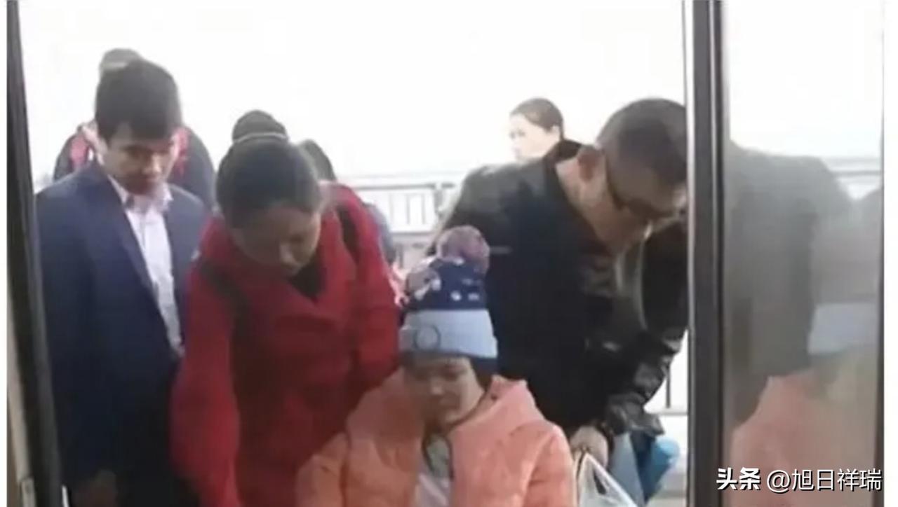 看哭了！34岁云南瘫痪女子无父无母，相恋12年男友每日做饭擦身不离不弃，但是当她