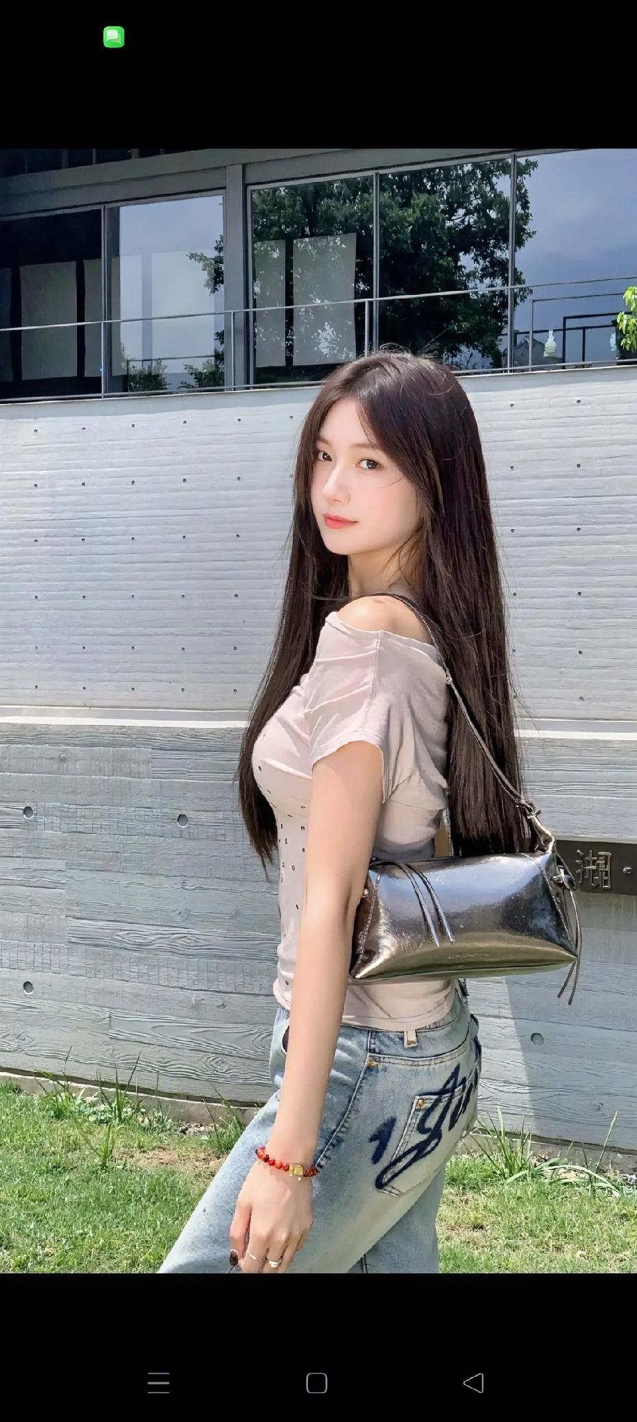 上周在安福路闲逛撞见的画面，现在翻相册还是觉得舒服。
女孩穿件洗得发软的米白针织