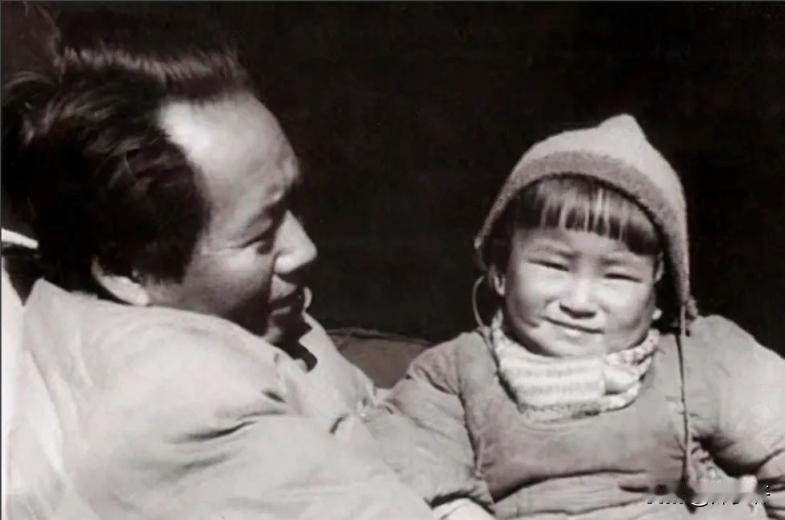 1979年李银桥调到北京工作，看到李讷生活艰难，忍不住劝她重新组建家庭，这样会更