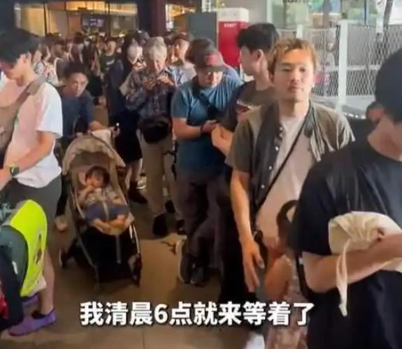 东京的清晨，银座一家电器卖场外排起了蜿蜒长队。上千名日本消费者已经等了整整九个小