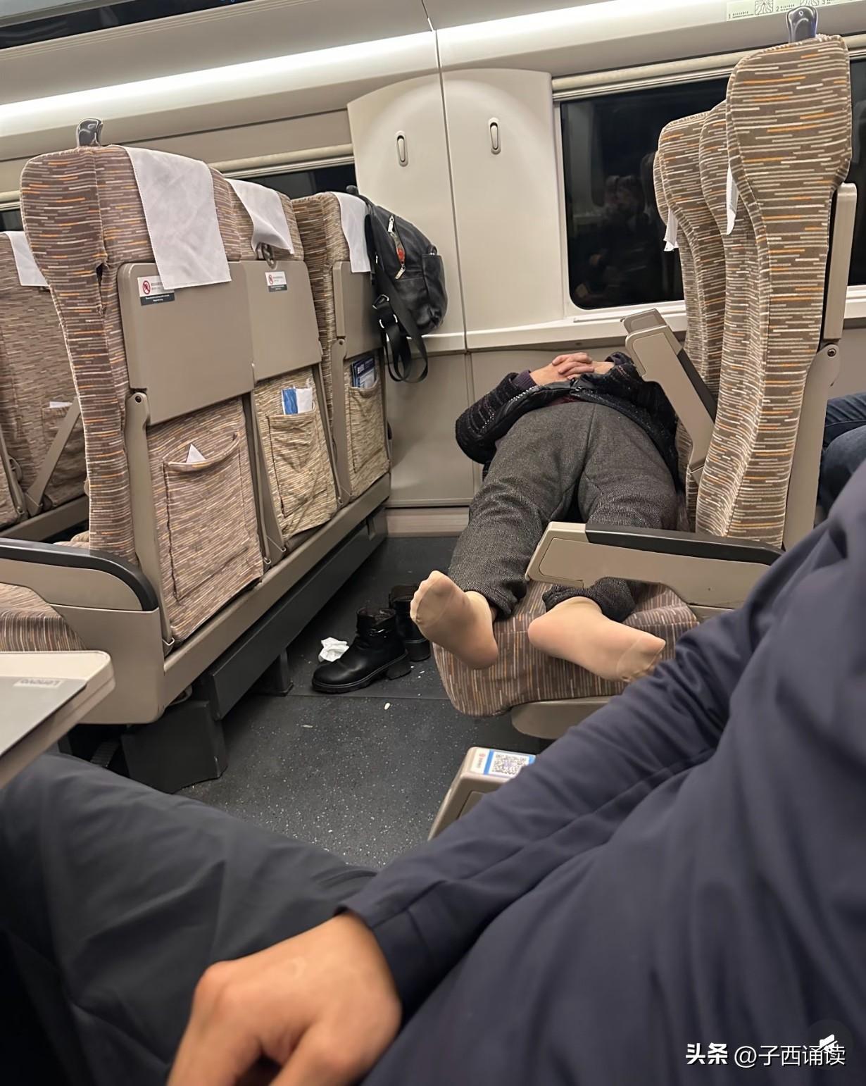 哇塞，看看地上那双带毛的马丁靴，就能想想这双脚的味道有多浓，真的是太恶心了！大伙