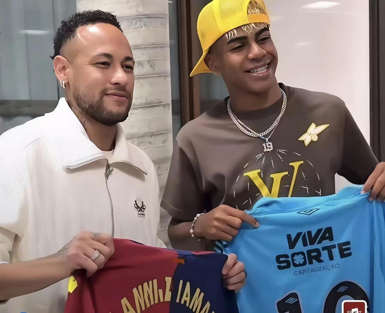 亚马尔谈内马尔。亚马尔在巴萨对阵马竞前的新闻发布会上，深情谈及自己的偶像内马尔，