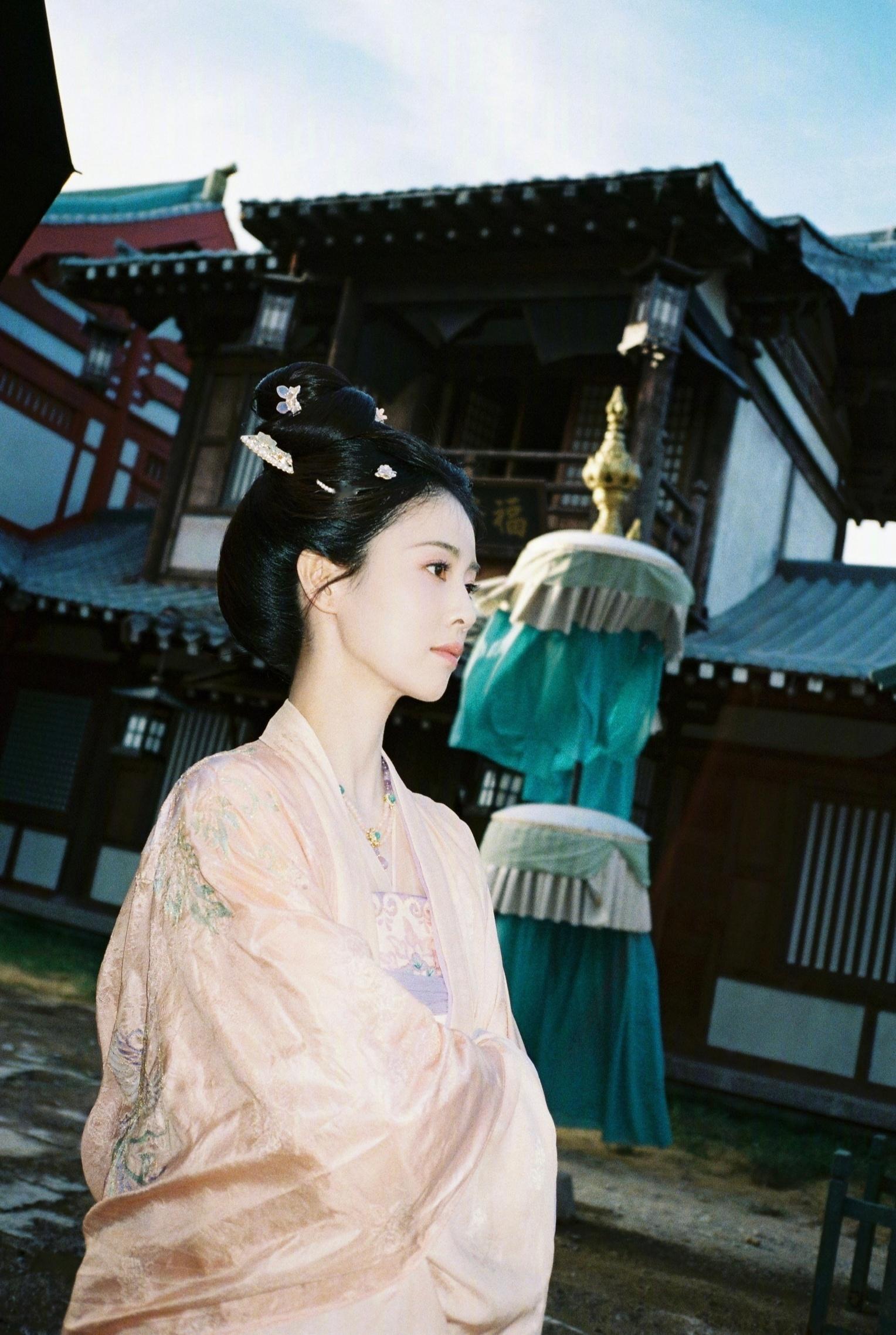 白鹿[超话]  细数朝夕晨昏🌅岁岁执念从来都未曾动摇白鹿 🥀白鹿王韵娜 ​​