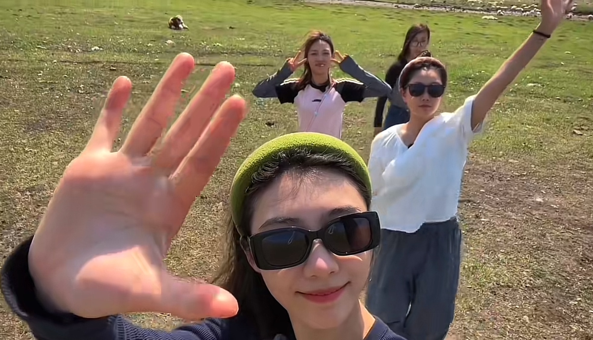 #燃烧的月亮# 近距离的和大自然接触，让我们期待一下，这次女孩儿们会如何用自己的