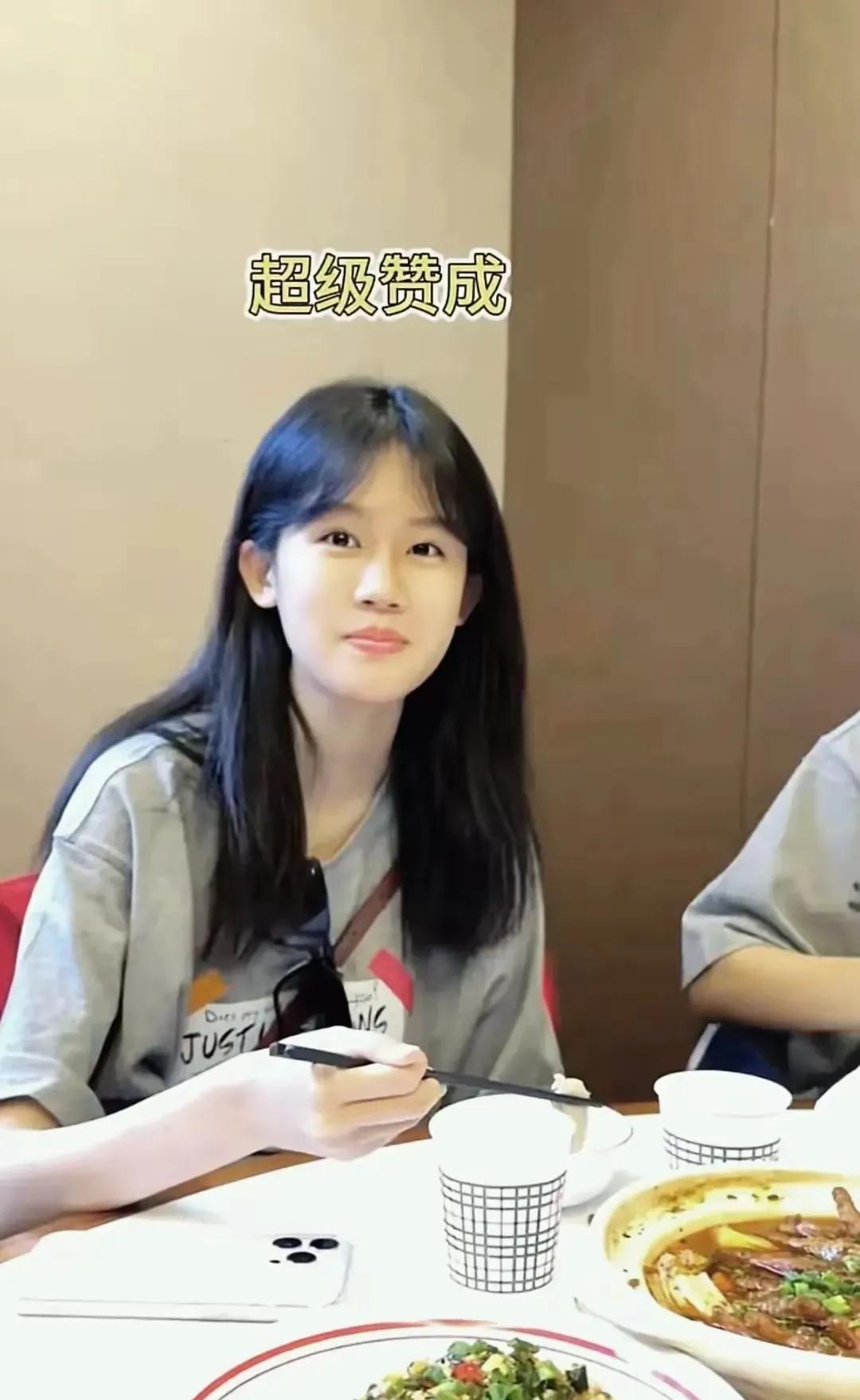 陆毅的女儿贝儿比黄磊女儿黄多多乖多了，一看就家教很严！

最近明星女儿们接二连三