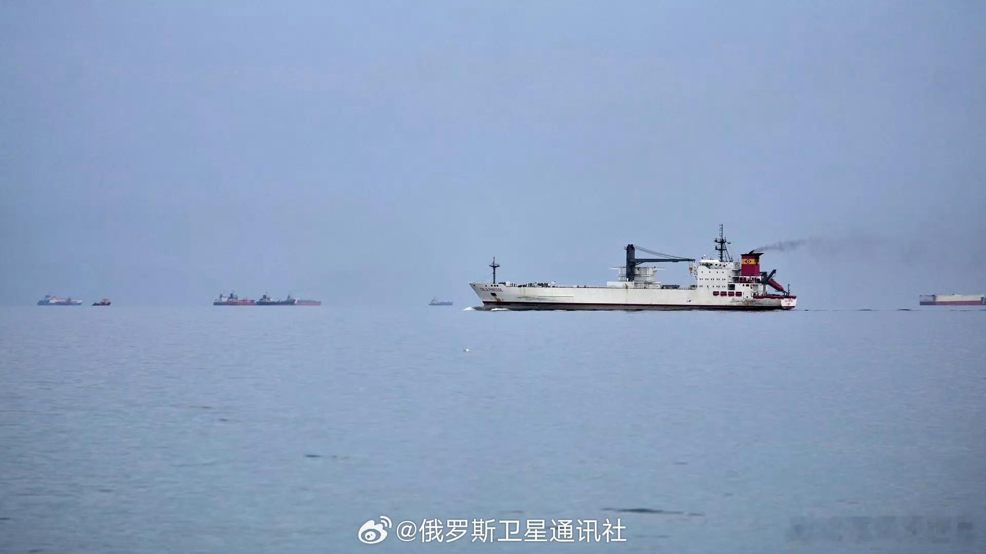 【美军称对伊朗海上封锁已迫使55艘商船改道】美国中央司令部在社交平台X上发文称：