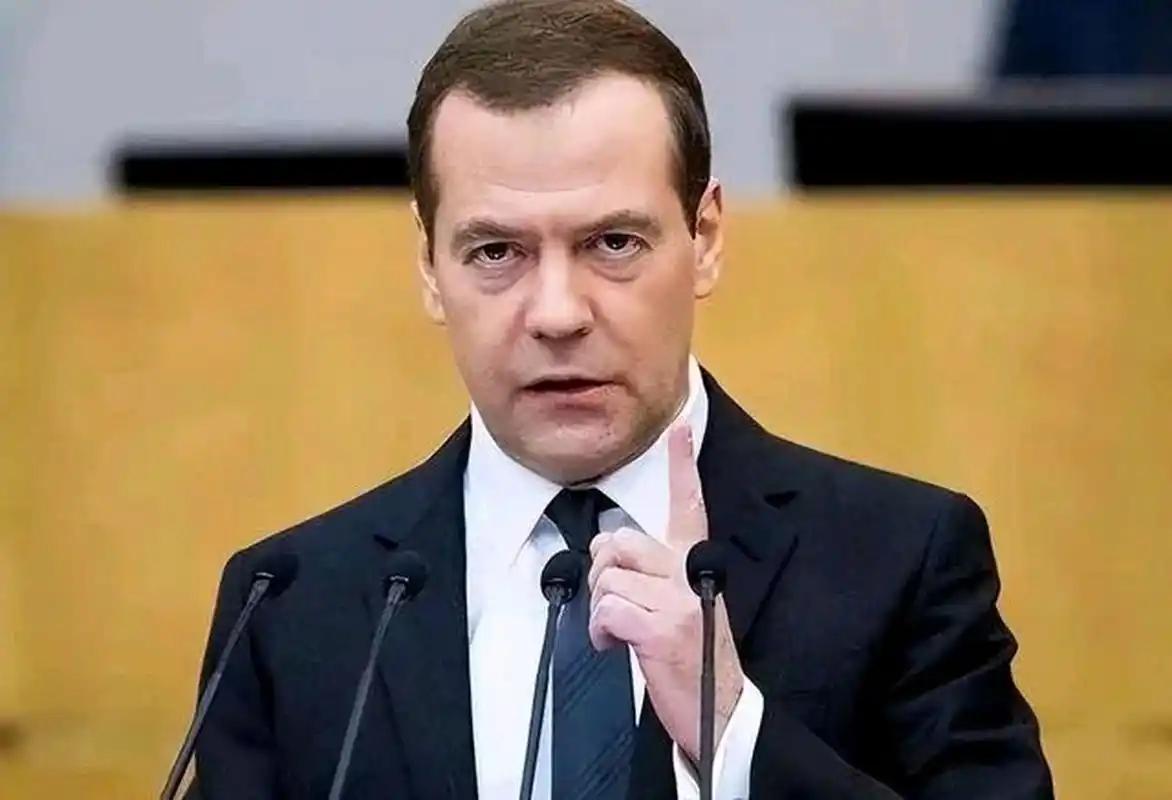 俄罗斯前总统梅德韦杰夫今天（3月7日）发文说：“海湾阿拉伯国家允许美国在其领土上