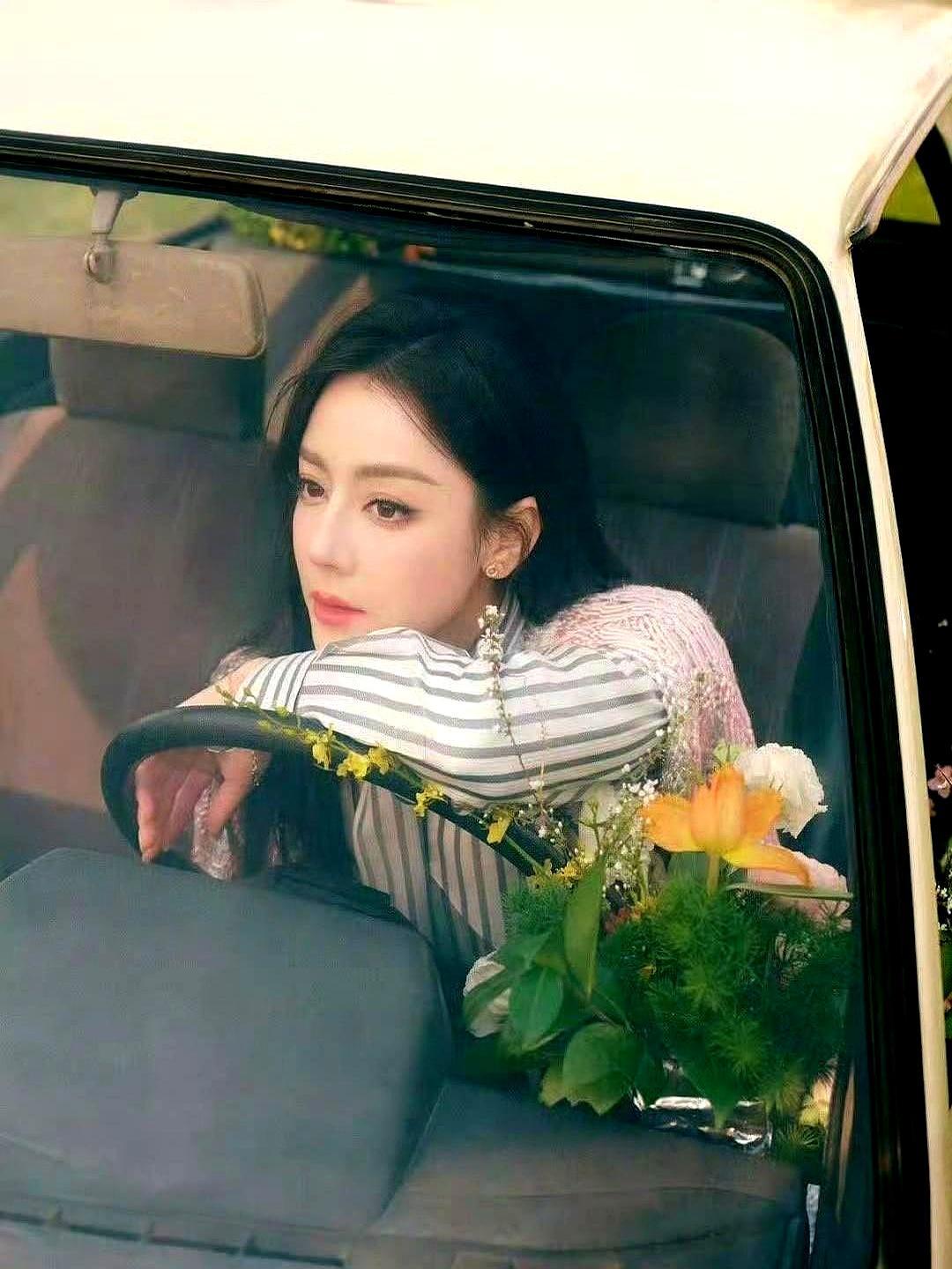 当炮火的阴影掠过中东上空，平日里被聚光灯环绕的顶流，也只能在机场大厅里做个焦灼的