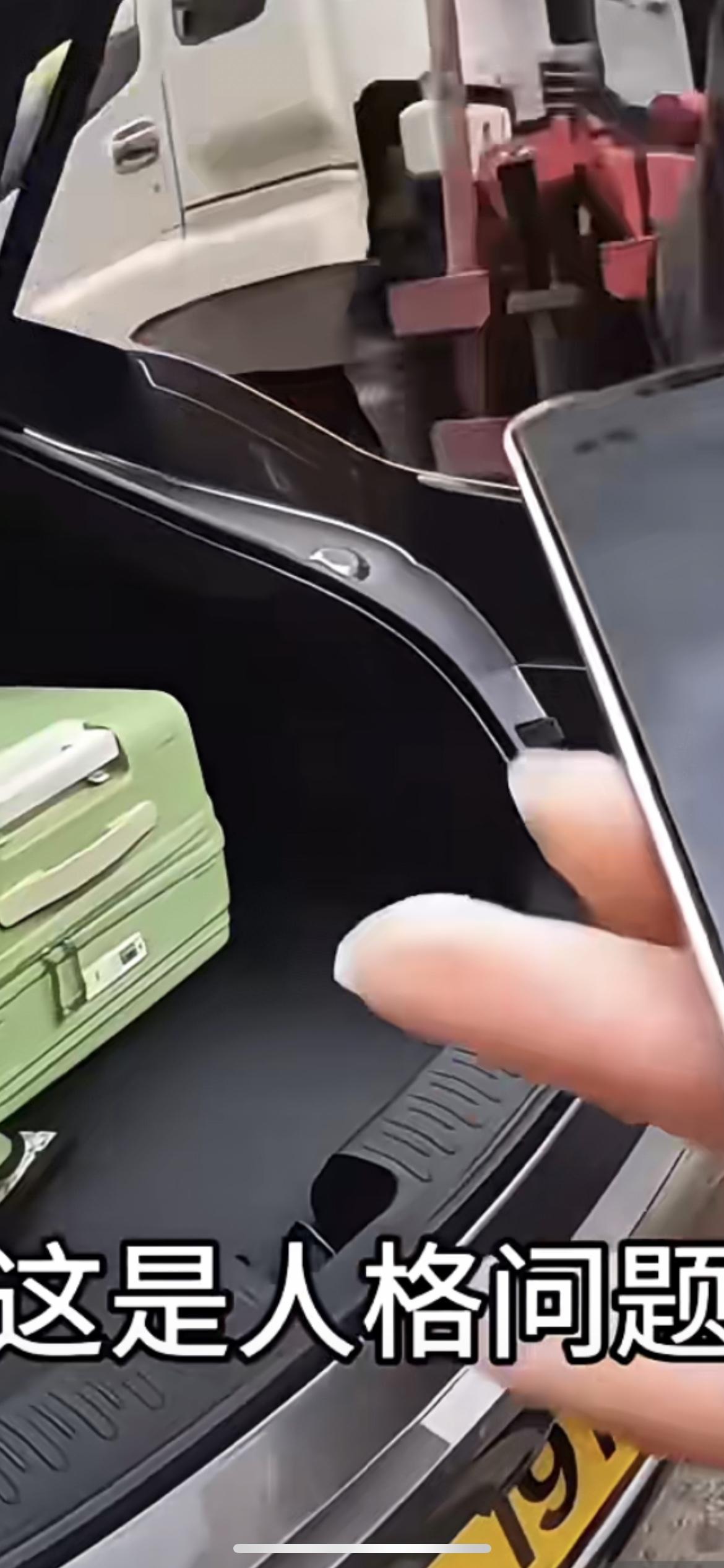 香港网约车司机碰瓷乘客，称乘客行李箱刮花他的车，索要赔偿300元，说车是新车50