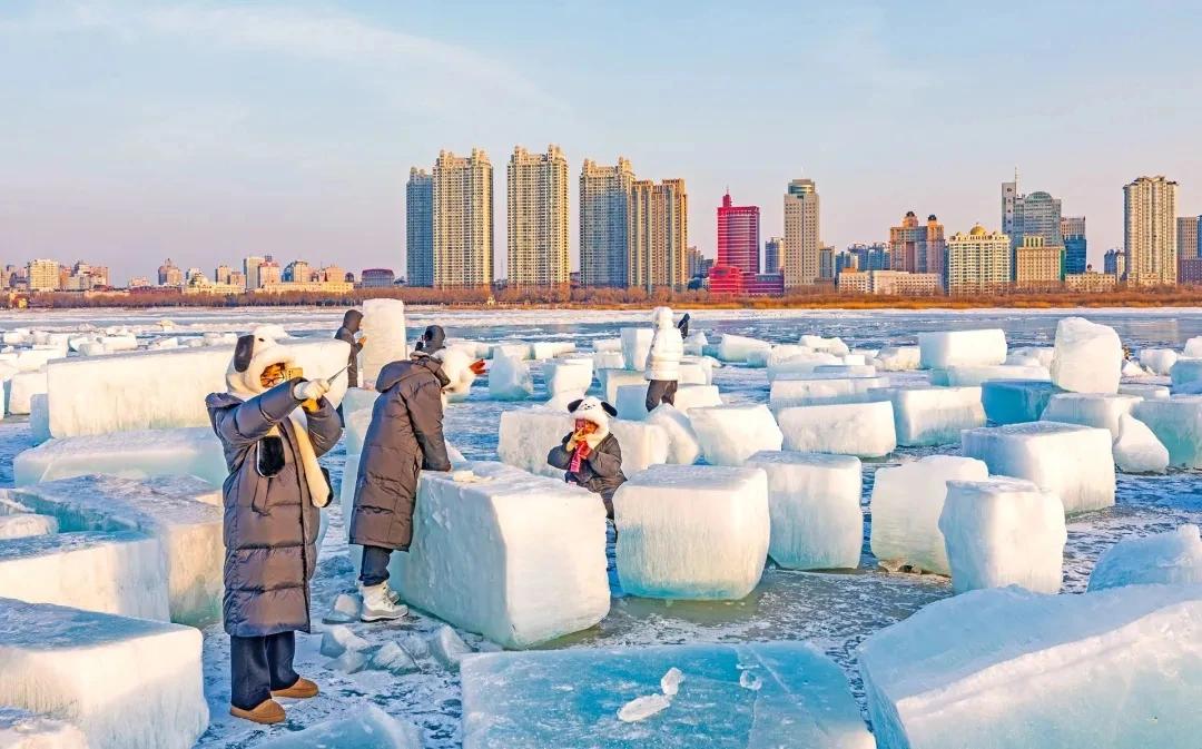 #上联：春回大地千山秀，诚邀下联#
福满人间万家欢