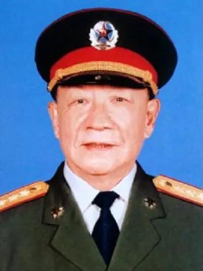 15岁，他还是山东招远一个想当教书匠的穷孩子；26岁，他已经是27军最年轻的少校