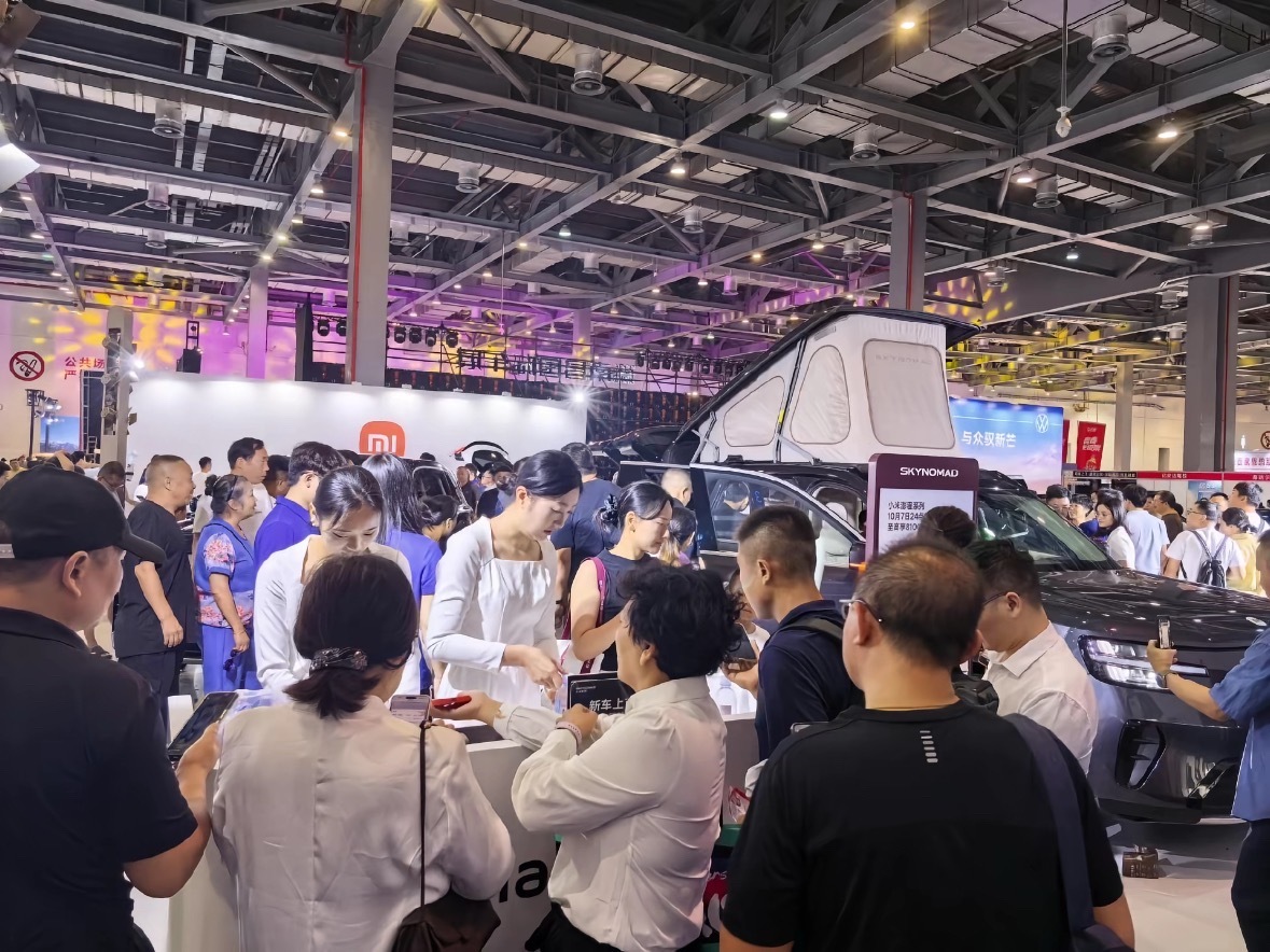 十一假期碰上小米车展，这展台是相当火爆啊！ ​​​