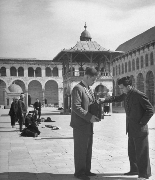 🇵🇸 倭马亚德清真寺大院内为巴勒斯坦救济募捐。1948年，叙利亚，大马士革老