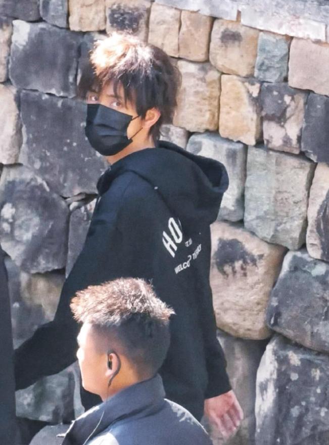 敖瑞鹏客串宋茜新剧《狂花》
敖瑞鹏自己的《不二之臣》还没拍完，中途又跑去客串《狂