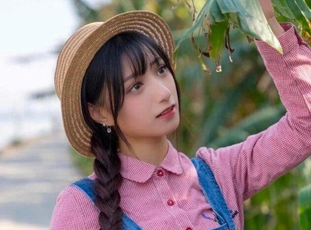 田园少女，草帽轻摇，一片绿意中感受自然的美好。🌿💐🌸