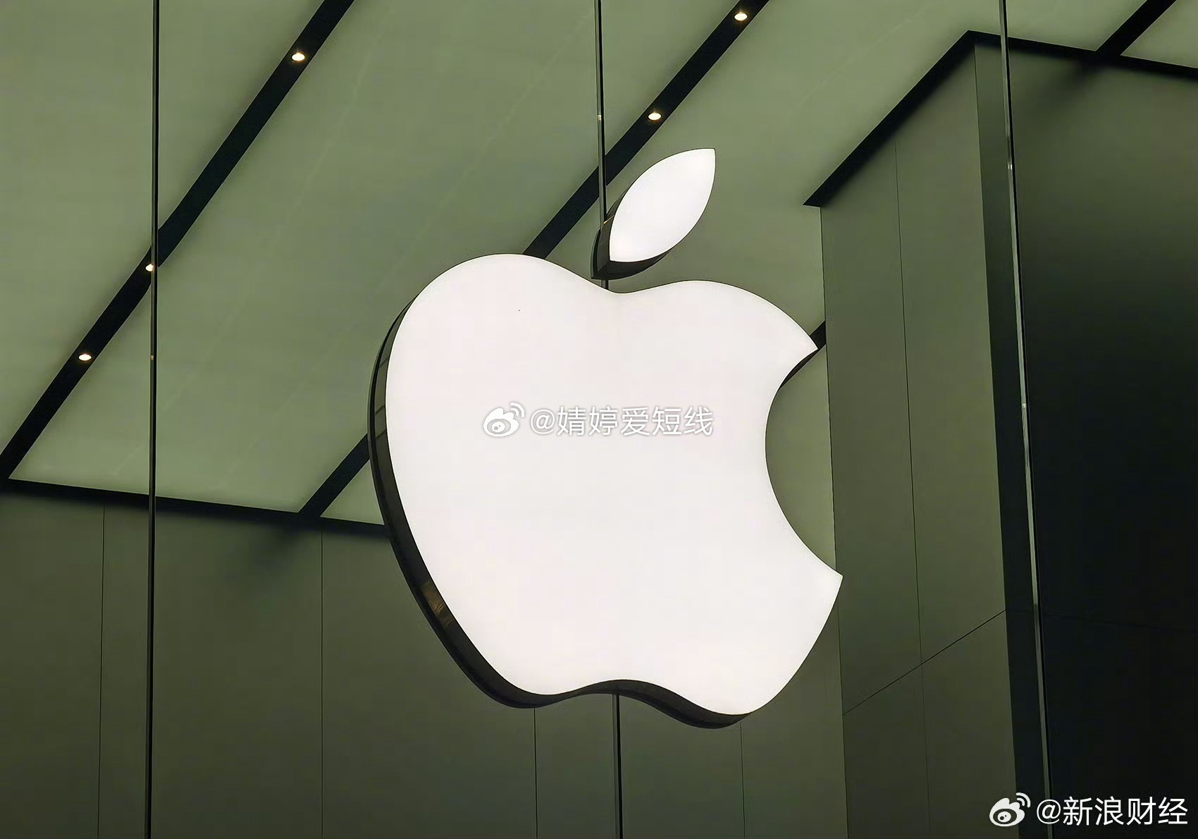 【苹果游说采购中国芯片】iPhone18两核心物料成本暴涨近3倍尽管库克之前对涨