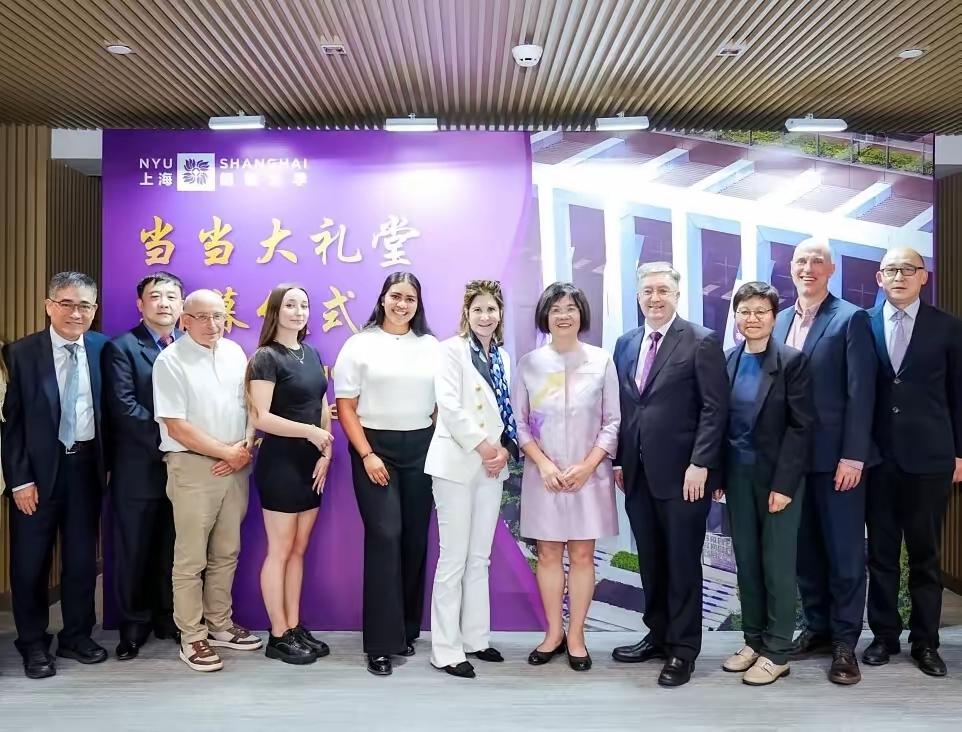 前任李国庆刚晒完婚戒，
俞渝就甩出一张2300万支票，捐给纽约大学图书馆，冠名“