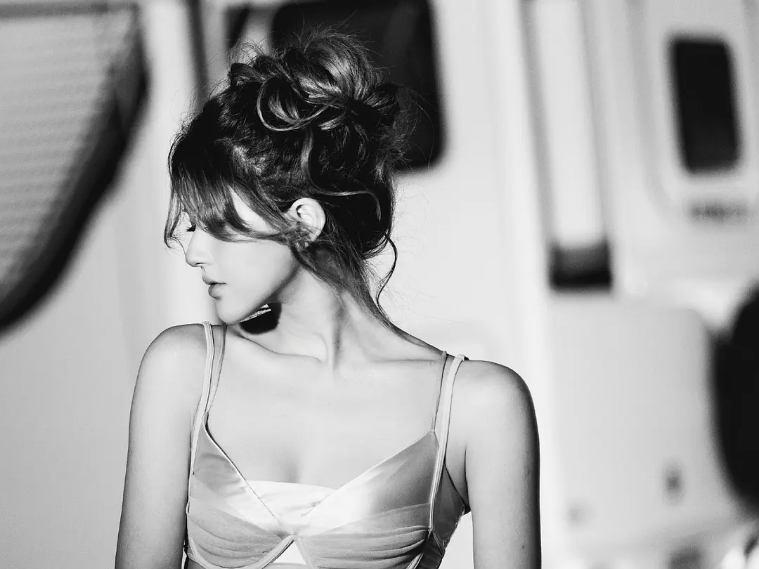 赵露思这套图给芬还是给拉 