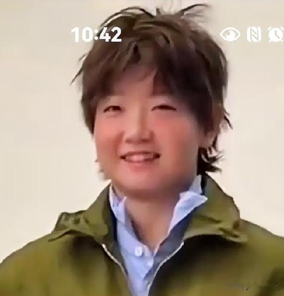 我说这是孙颖莎，
你相信吗！
看看孙颖莎的新造型。
不是日常，
是参加某商业拍摄