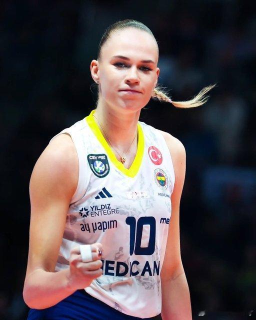 费多罗夫采娃恐将缺阵本周女排欧冠比赛。土耳其媒体曝她遭遇波兰签证障碍，在行前准备