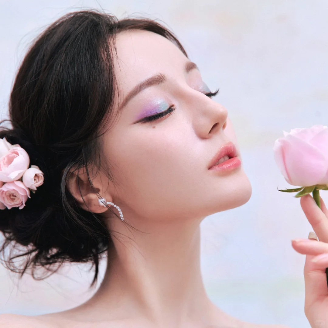 好呼应花田主题的造型！热巴今天的眼妆很炫