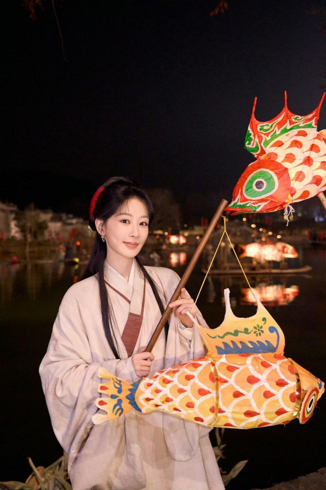 杨紫爱奇艺曾给杨紫送kpi锦鲤锦旗凭一己之力拯救了爱奇艺一年的KPI，结果现在超