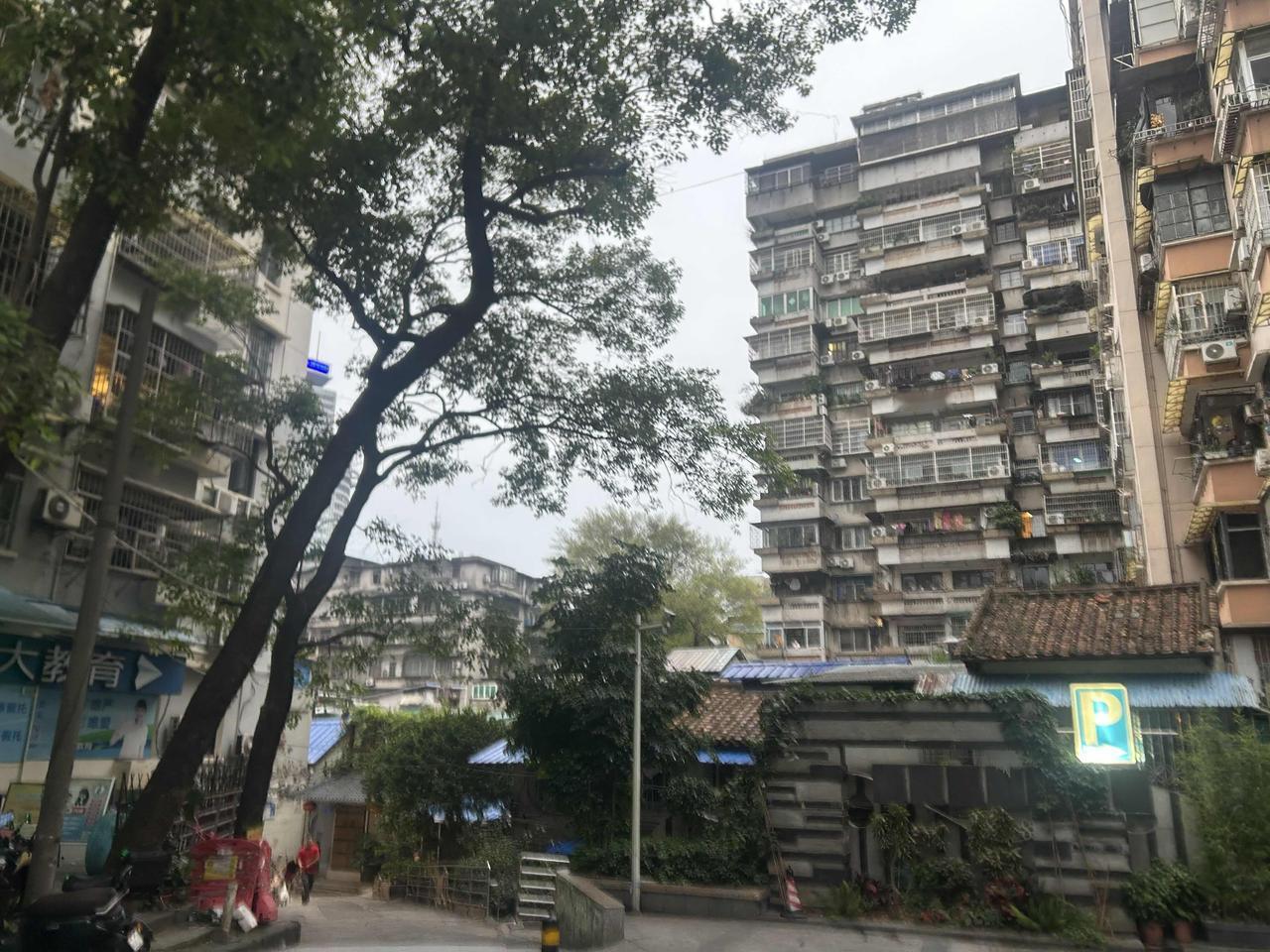 一座城市有光鲜亮丽的新城，就有温温柔柔的老城。比起满眼现代化的摩天建筑，总是沉迷