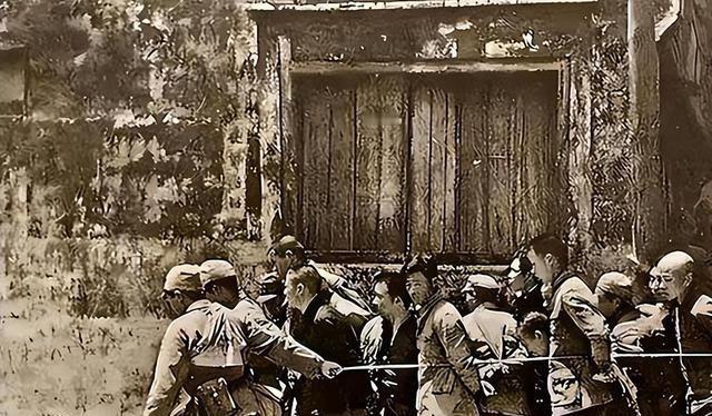 1944年，地下党任远被捕，他被捕后，装疯卖傻，企图蒙混过关。谁知在狱中，他撞见