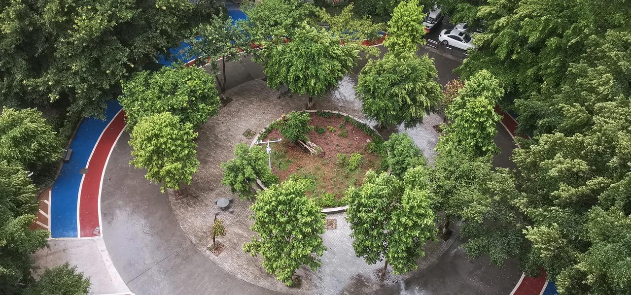 昨天下午气温还是35℃，今早起来就只有20℃..，直接降了15℃左右。
赶紧加衣